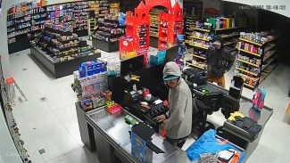 Câmera flagra dupla furtando em loja de materiais escolares; Prejuízo estimado em R$ 6 mil