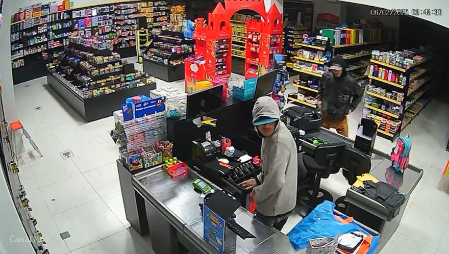 Câmera flagra dupla furtando em loja de materiais escolares; Prejuízo estimado em R$ 6 mil