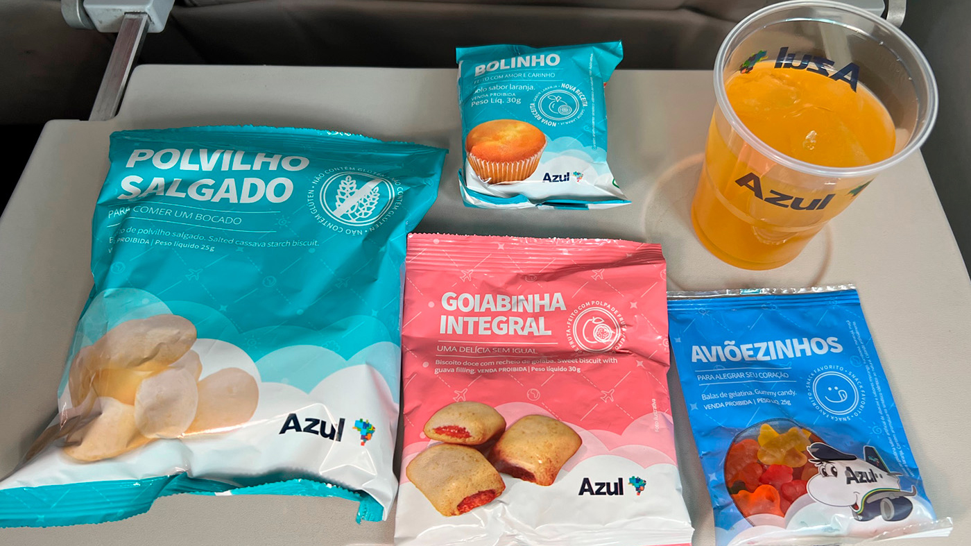 Adeus Goiabinha: Azul e Gol, que negociam fusão, reduzem serviços de bordo