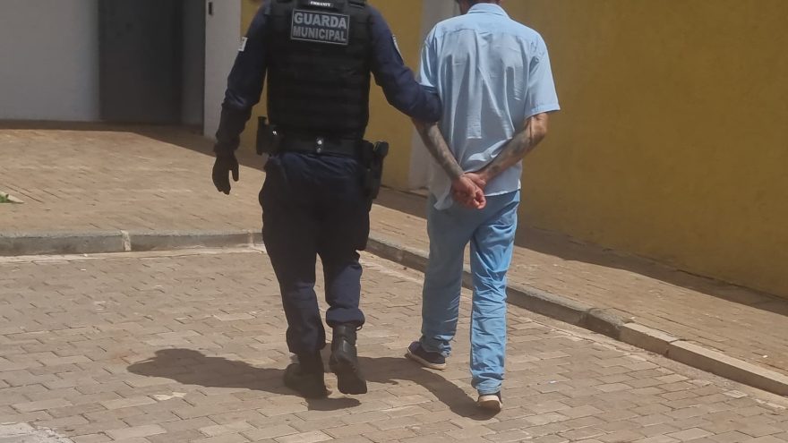 Ladrão tenta furtar Corsa, mas leva apenas roupas e garrafas de chope; indivíduo preso pela GM