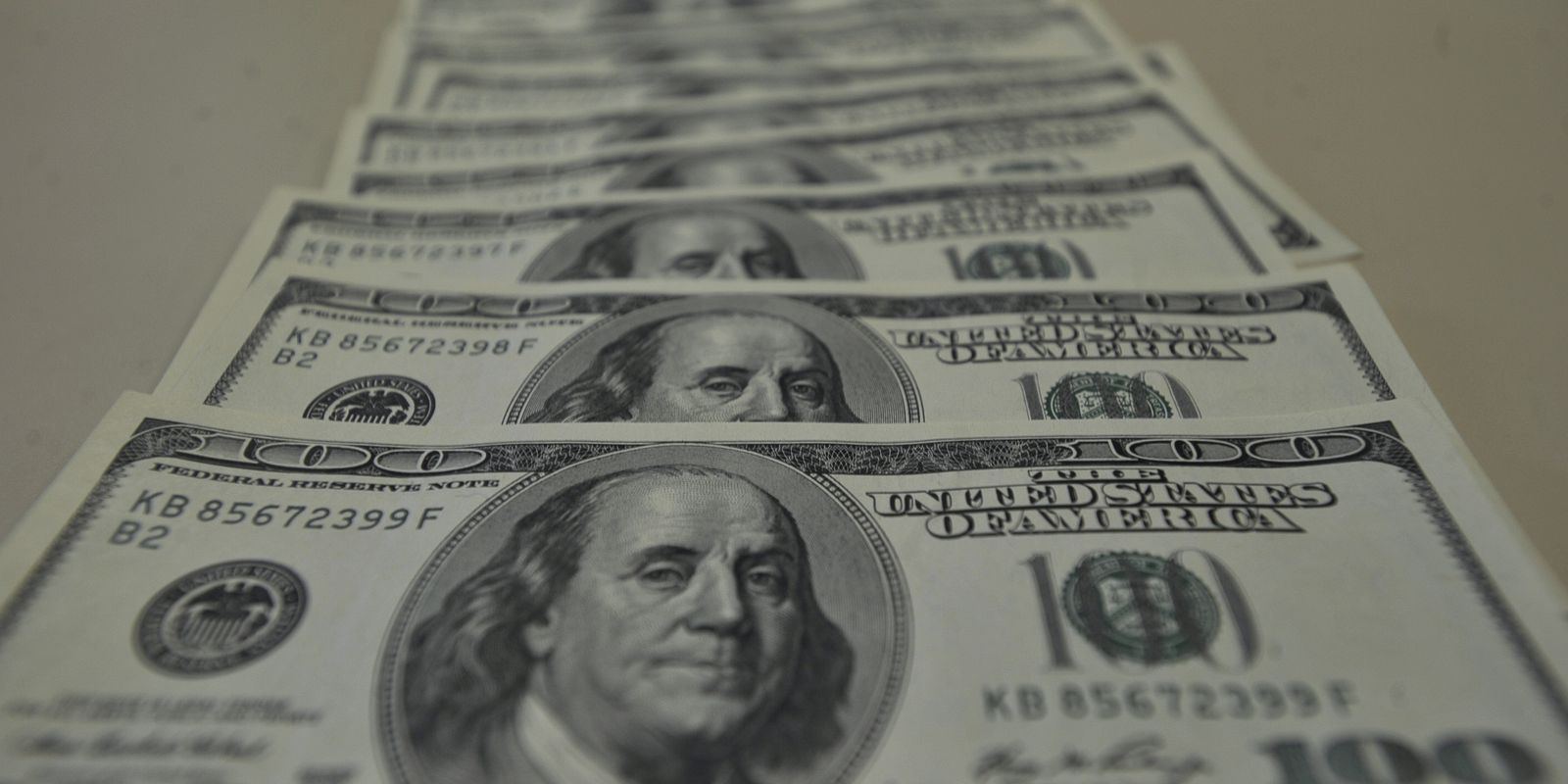 Dólar cai para R$ 5,76 e fecha no menor nível desde novembro Dólar cai para R$ 5,76 e fecha no menor nível desde novembro