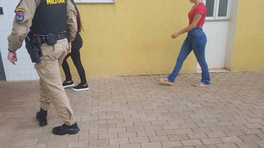 Duas jovens são detidas por furto de tênis no Centro de Cascavel