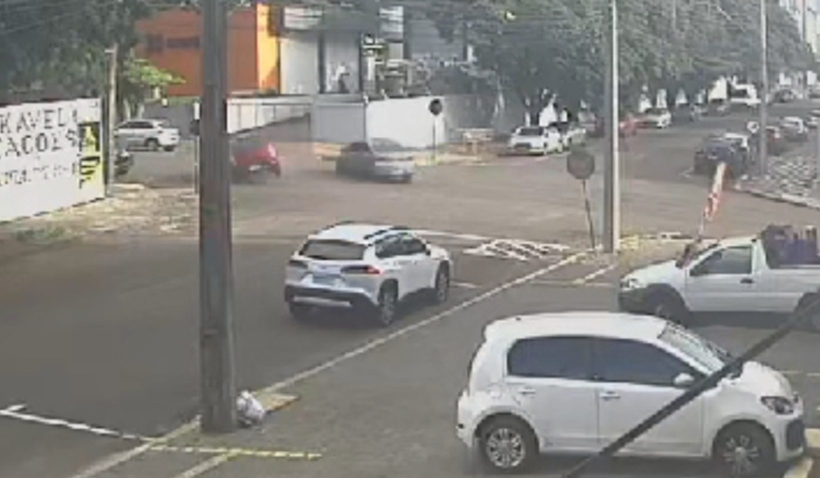 Câmera mostra que Sandero quase capota em acidente com Onix Câmera mostra que Sandero quase capota em acidente com Onix