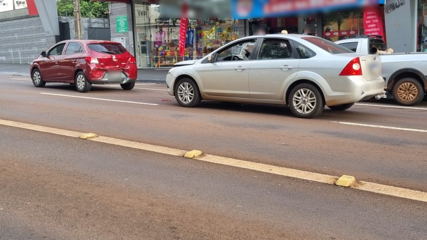 Focus e Onix sofrem danos em acidente na Avenida Brasil  