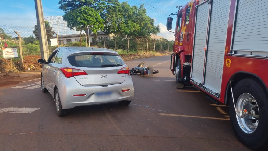 Motociclista de 21 anos fica ferido em colisão com HB20 na Marginal da BR-277