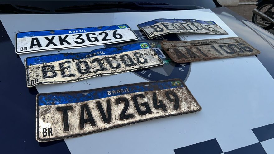 Placas levadas por enxurrada são recolhidas pela Guarda Municipal