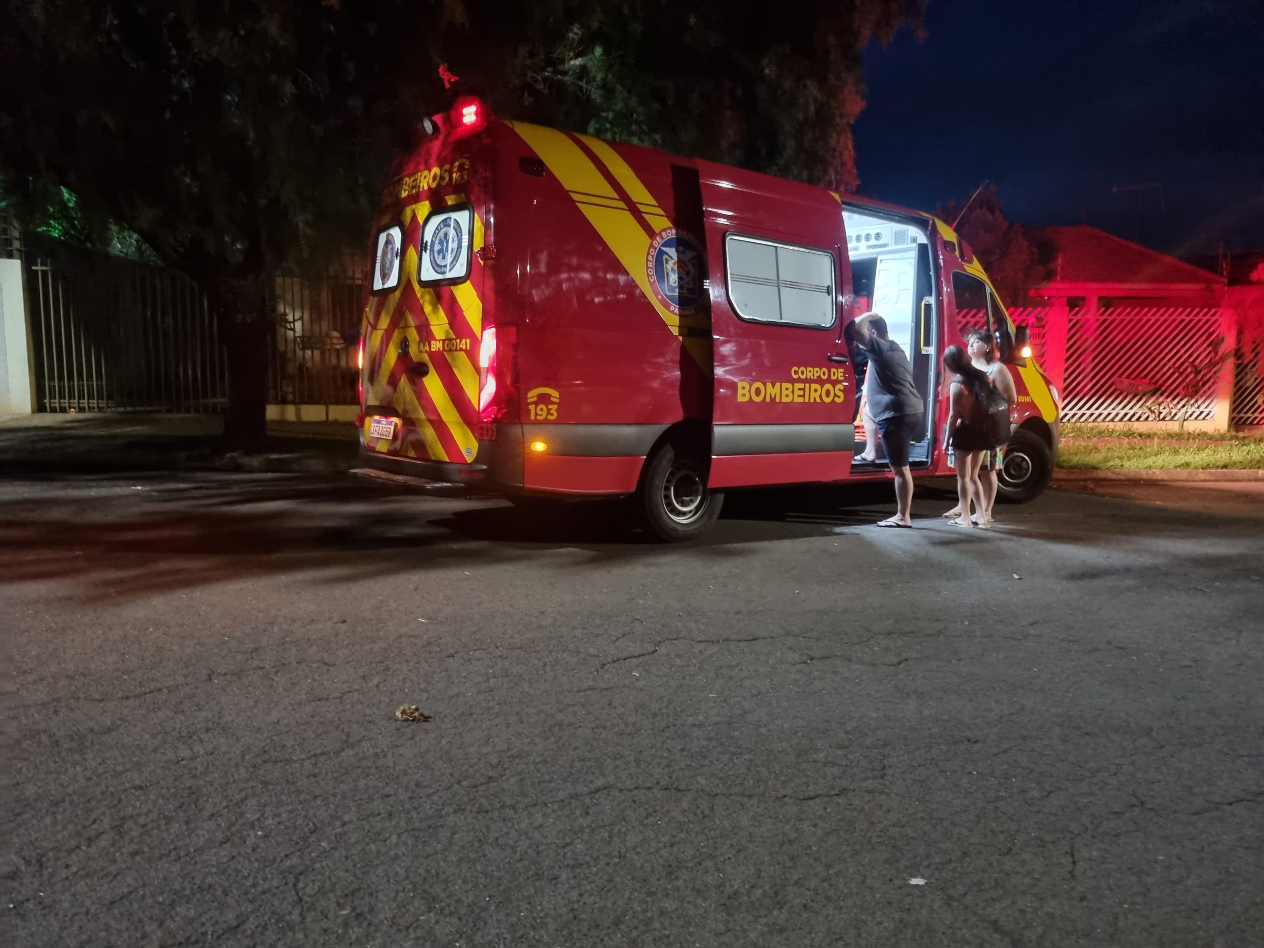 Idosa cai na rua e fratura a perna; mulher foi levada ao HU Idosa cai na rua e fratura a perna; mulher foi levada ao HU