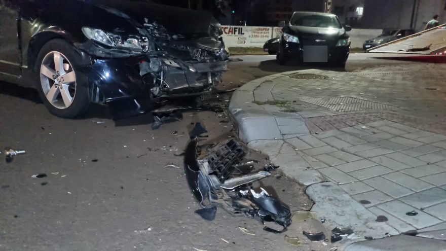 Civic e Onix sofrem avarias em acidente na Rua Pio XII