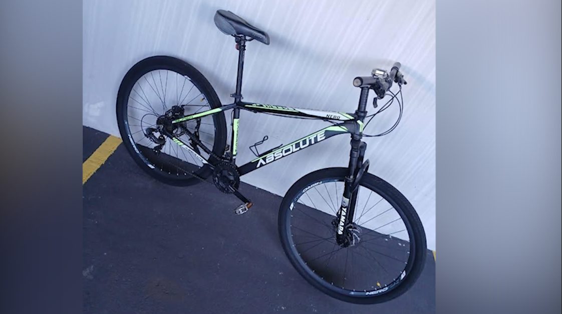 Bicicleta de trabalho é levada de estacionamento de edifício no Cancelli Bicicleta de trabalho é levada de estacionamento de edifício no Cancelli