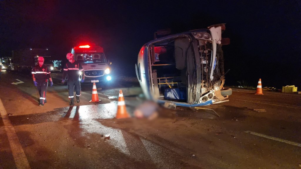 Tragédia na BR-277: condutor de micro-ônibus morre ao ser ejetado em colisão frontal com carro em Santa Tereza do Oeste
