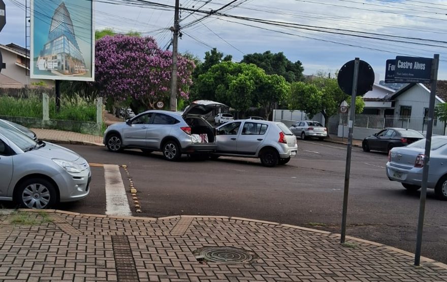 Sandero e Honda HRv se envolvem em colisão no Centro de Cascavel