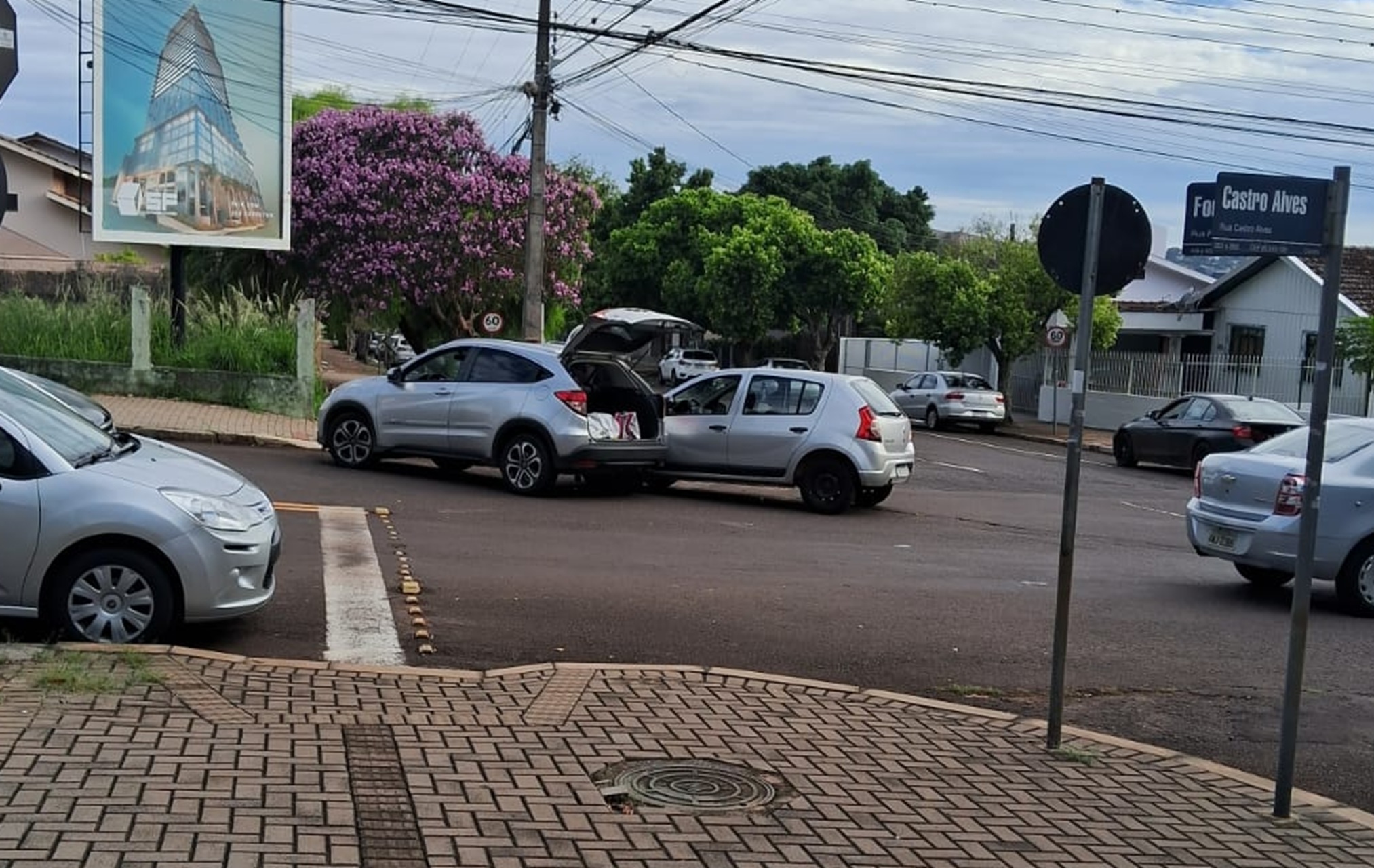 Sandero e Honda HRv se envolvem em colisão no Centro de Cascavel