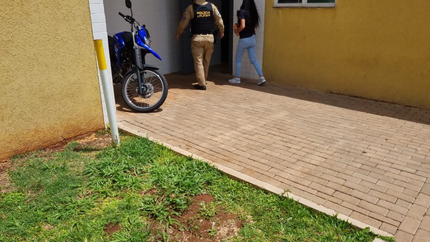 Mulher é detida pela PM acusada de furtar tintas em supermercado