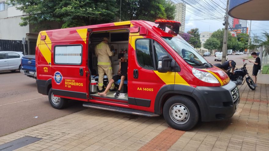 Acidente entre Peugeot e moto deixa motociclista ferido