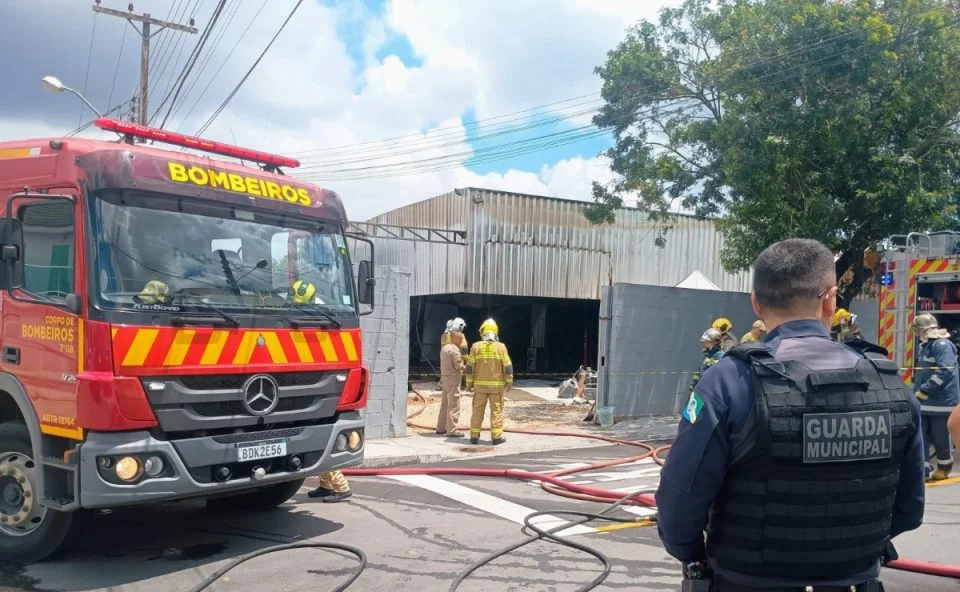 Mecânico fica ferido após carro pegar fogo e incêndio tomar conta de oficina