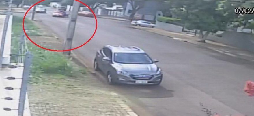 Pancada! Câmera flagra acidente que deixou motociclista ferido no Centro