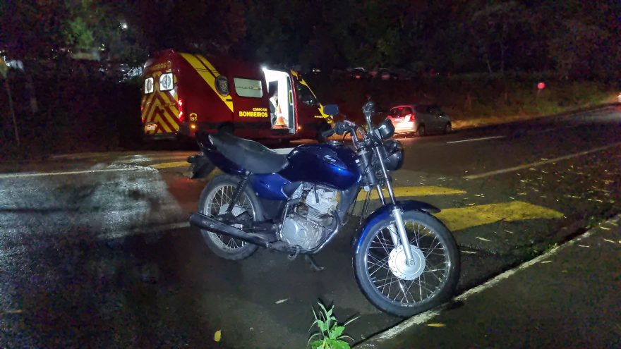 Rapaz cai de moto no Centro de Cascavel e fica ferido
