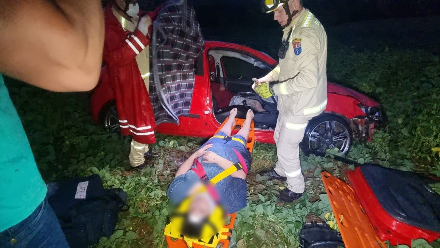 Veículo Gol capota, cai em ribanceira e deixa casal ferido na rodovia BR-163