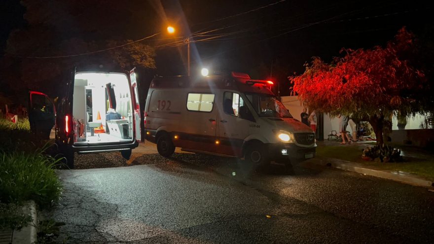 Idosa de 67 anos sofre queda brutal e é levada às pressas para o hospital