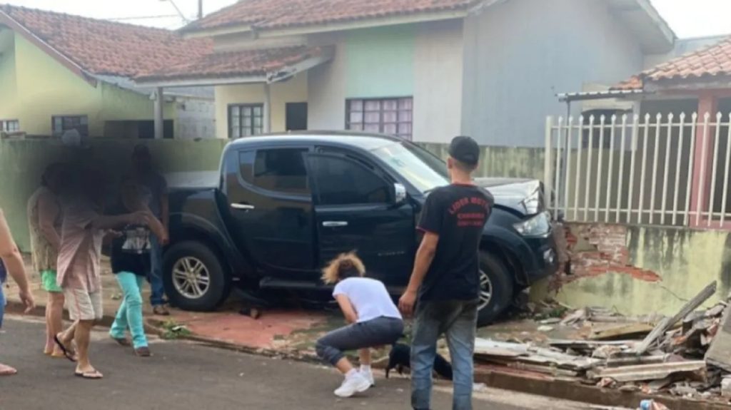 Caminhonete destrói muro após atropelar motociclista em Cambira