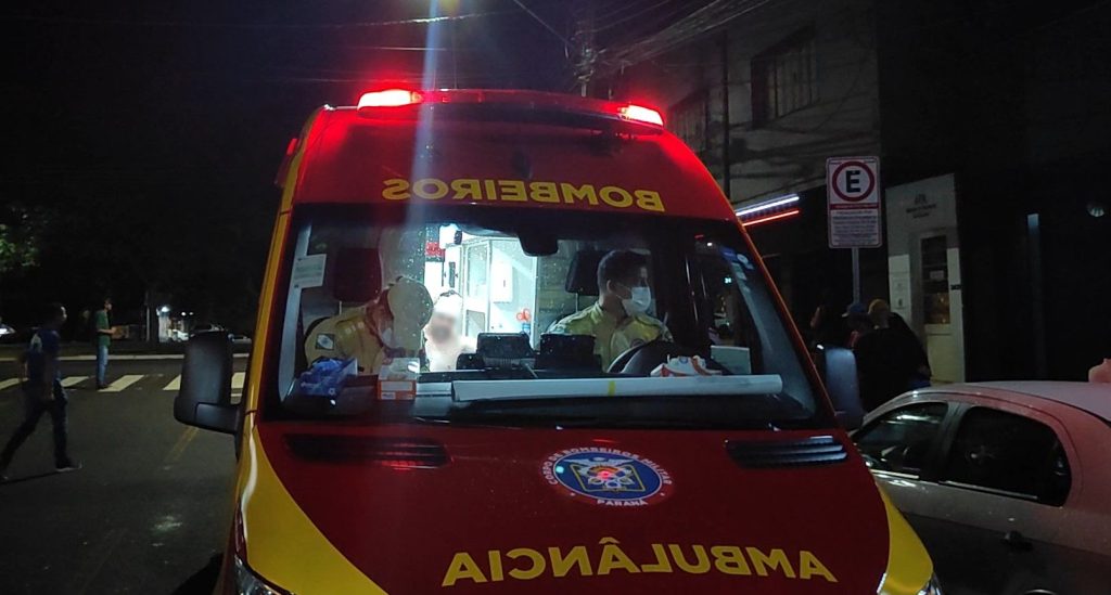Homem sofre corte na cabeça durante confusão em frente a casa noturna no Centro