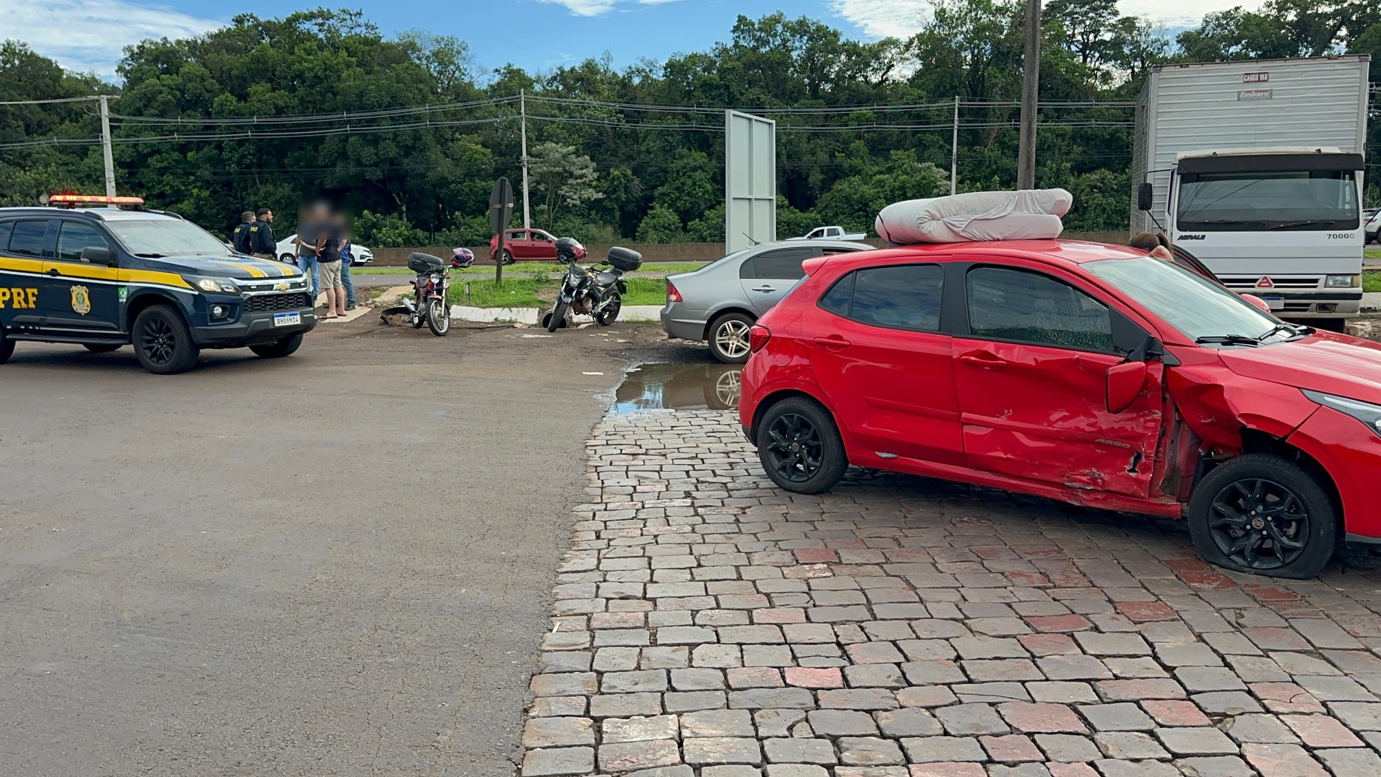 Colisão entre Fiat Argo e Honda Civic é registrada na BR-277 em Cascavel