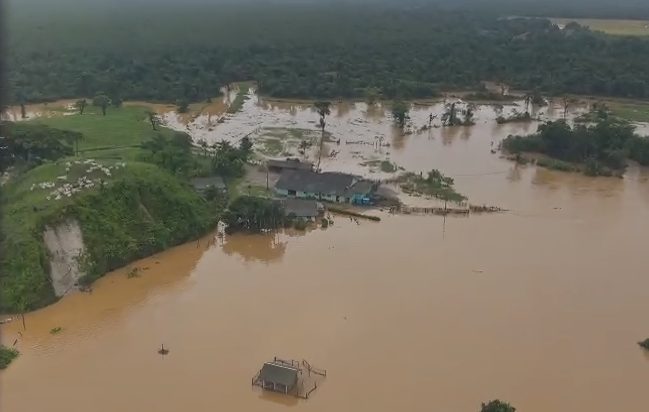Ação integrada: Polícia, Bombeiros e Defesa Civil atuam contra alagamentos no Litoral