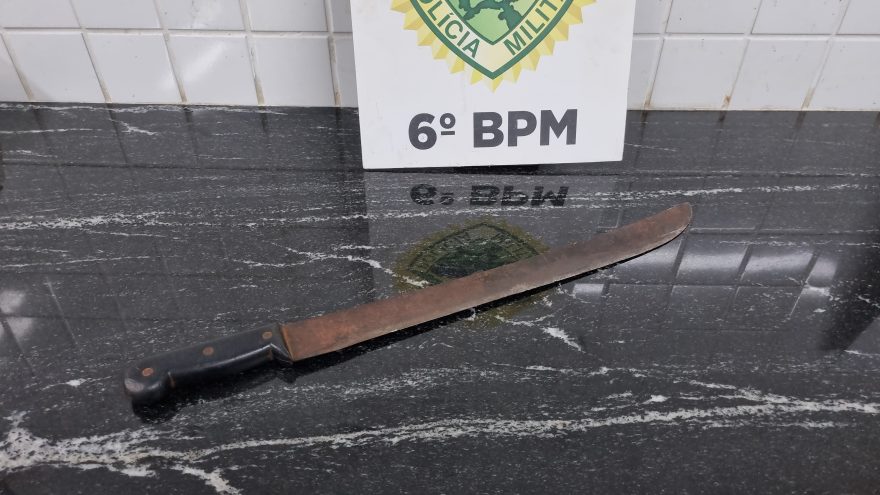 Homem de 33 anos preso após agredir companheira com facão em Matelândia