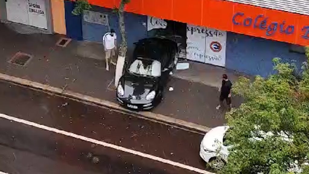Need for Speed? Porsche invade colégio no Centro de Cascavel