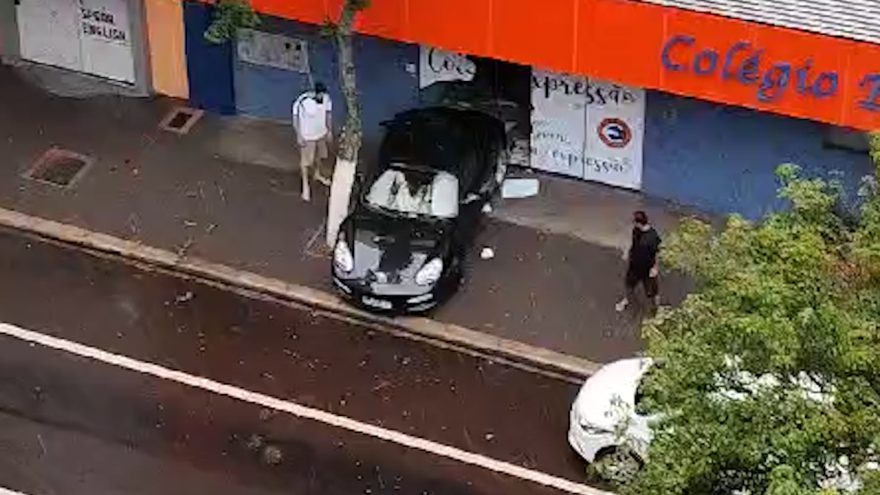 Need for Speed? Porsche invade colégio no Centro de Cascavel