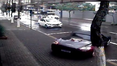 Vídeo flagra momento em que Porsche invade colégio no Centro de Cascavel Imagem referente a Vídeo flagra momento em que Porsche invade colégio no Centro de Cascavel