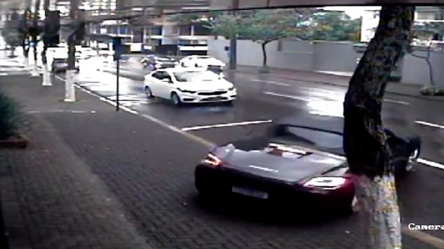 Vídeo flagra momento em que Porsche invade colégio no Centro de Cascavel