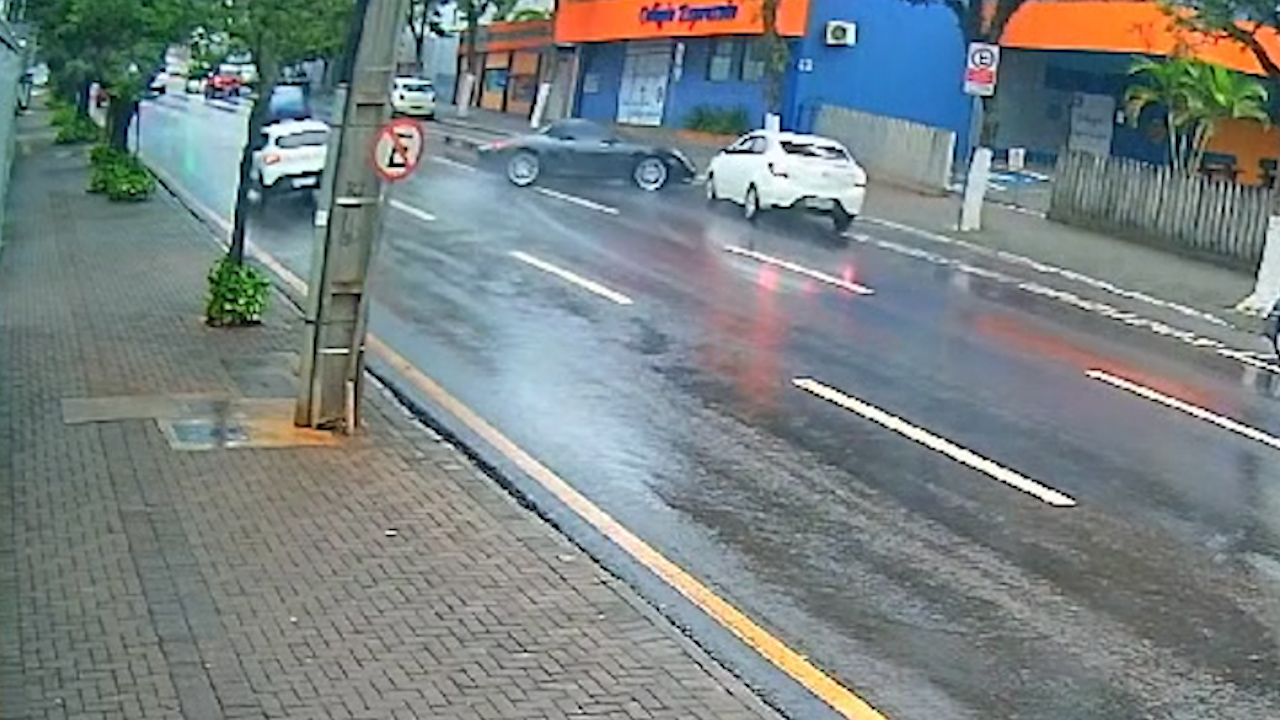 Por outro ângulo, vídeo mostra Porsche atingindo colégio em Cascavel Por outro ângulo, vídeo mostra Porsche atingindo colégio em Cascavel
