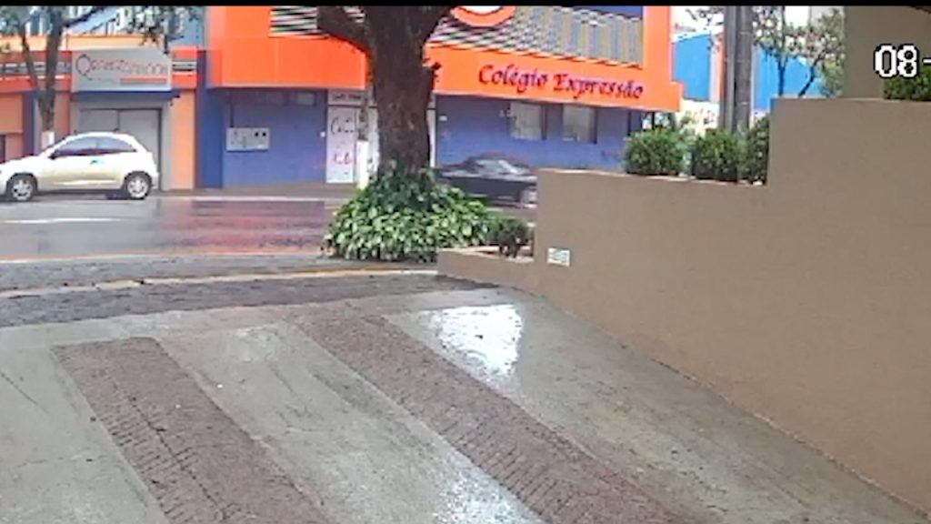Imagem mostra quando Porsche atinge porta de vidro de colégio no Centro de Cascavel