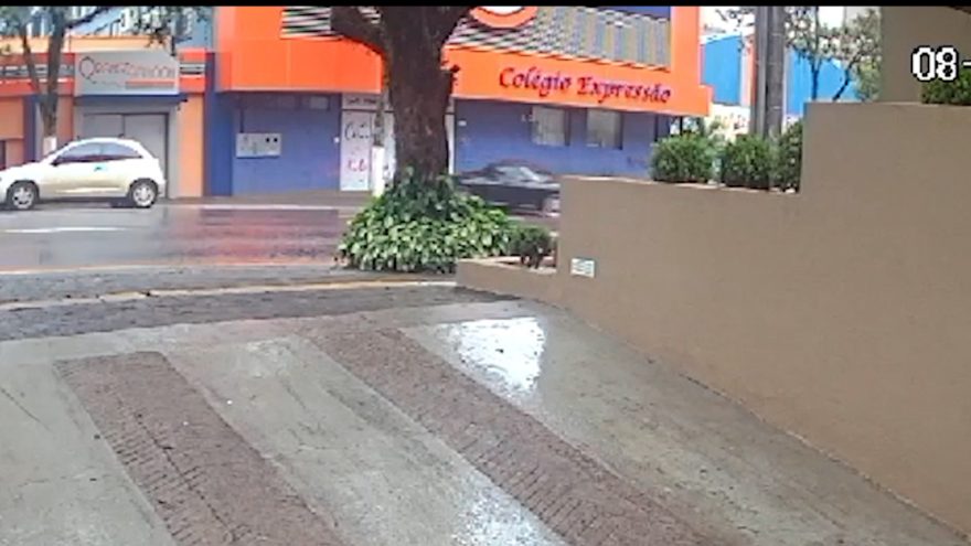 Imagem mostra quando Porsche atinge porta de vidro de colégio no Centro de Cascavel
