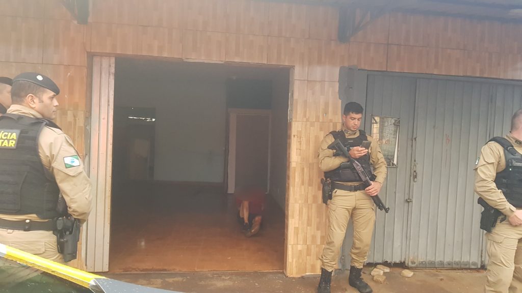 Homem extremamente alterado invade casas e ameaça moradores no Cascavel Velho