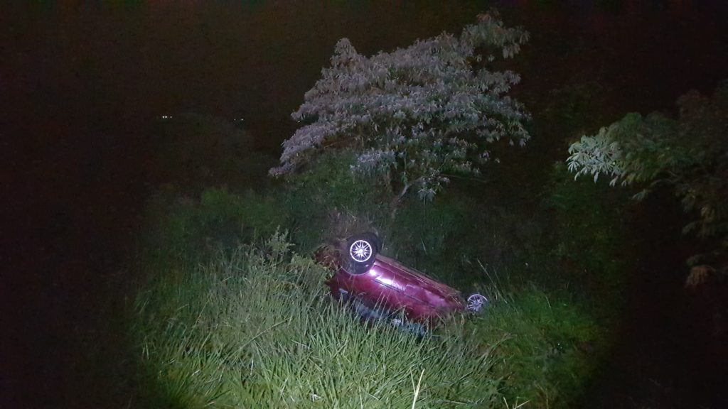 Carro capota na BR 369 em Cascavel e motorista fica ferido