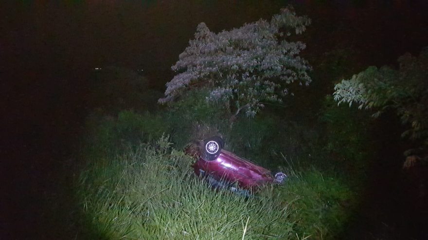 Carro capota na BR 369 em Cascavel e motorista fica ferido