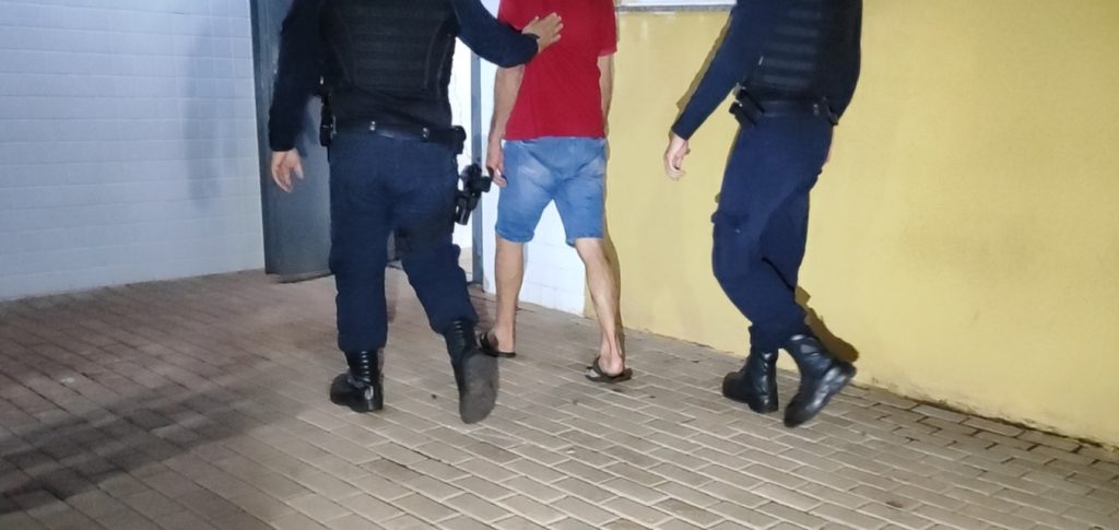 Condutor é preso por embriaguez após ser flagrado na contramão no centro