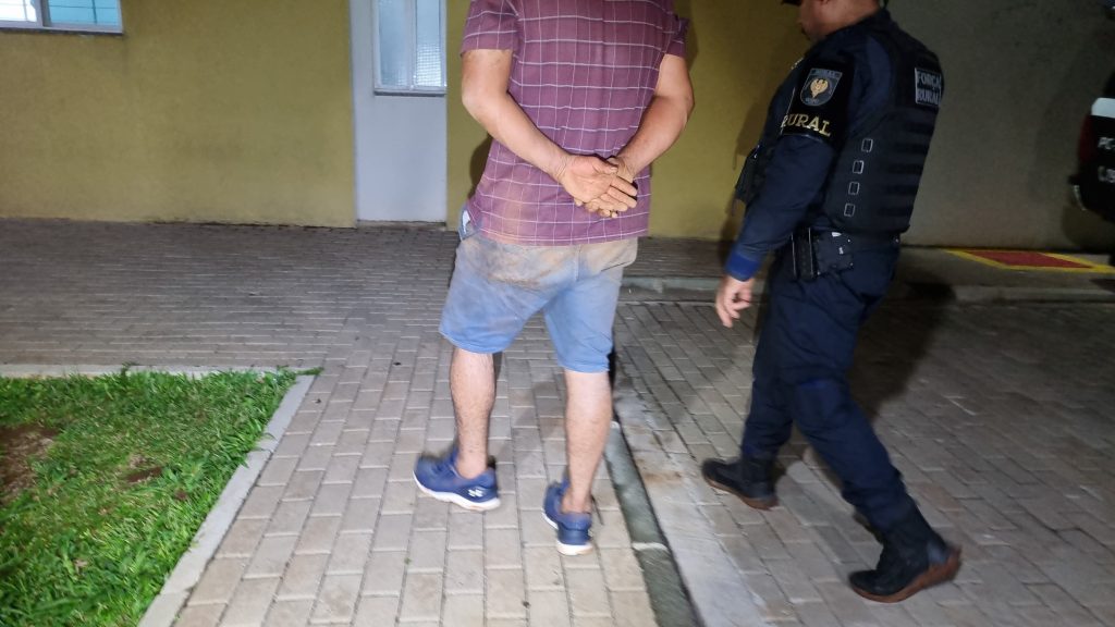 Homem é preso após desmaiar a esposa com socos e agredir enteada de 11 anos