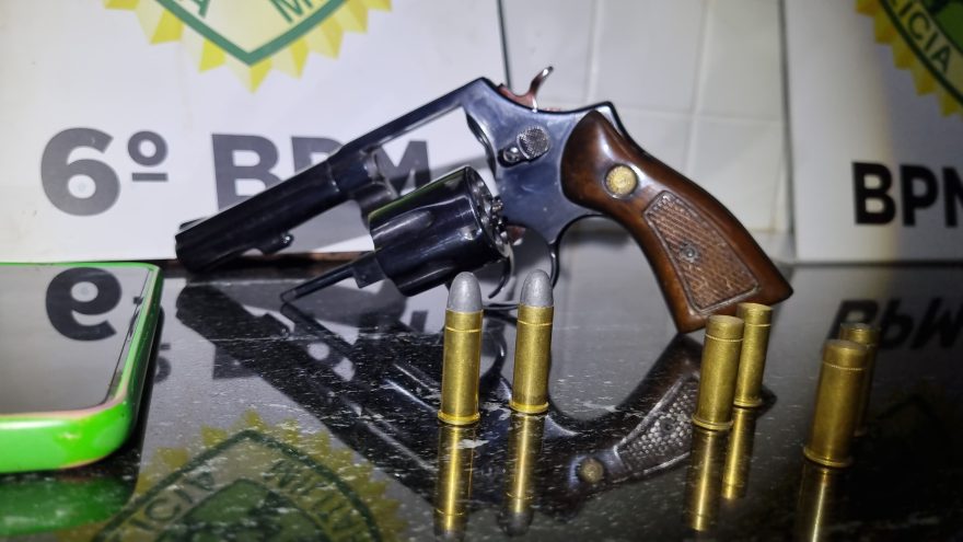 Após denúncia de disparos, homem é preso em posse de revólver e por embriaguez ao volante
