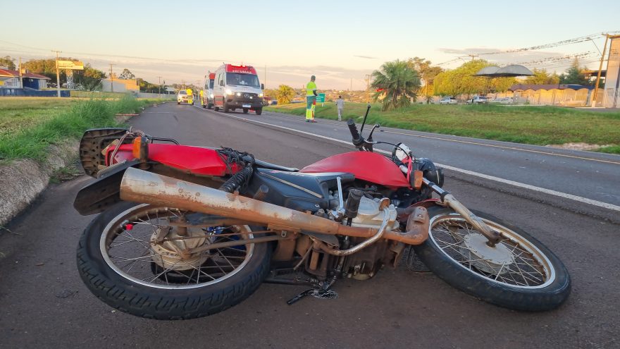 Motociclista fica em estado grave após colidir com caminhão na BR-277 em Cascavel
