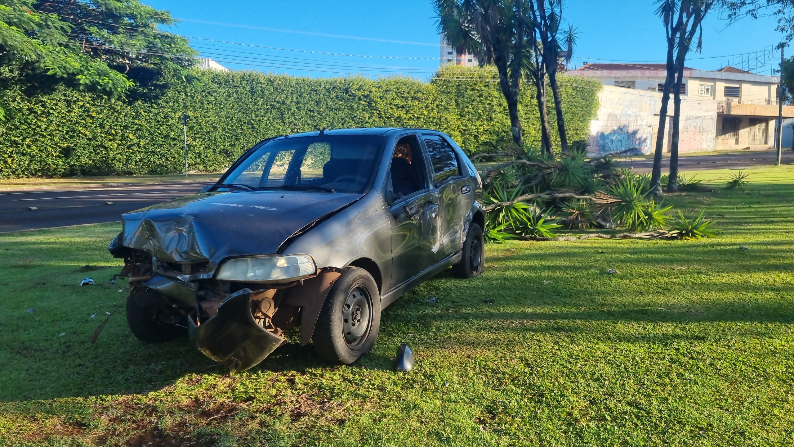 Palio invade canteiro na Avenida Tancredo Neves e deixa rastro de destruição Palio invade canteiro na Avenida Tancredo Neves e deixa rastro de destruição