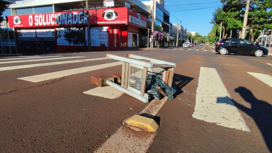 “Do nada!” Mulher arranca lixeira e joga objeto no meio da Avenida Brasil