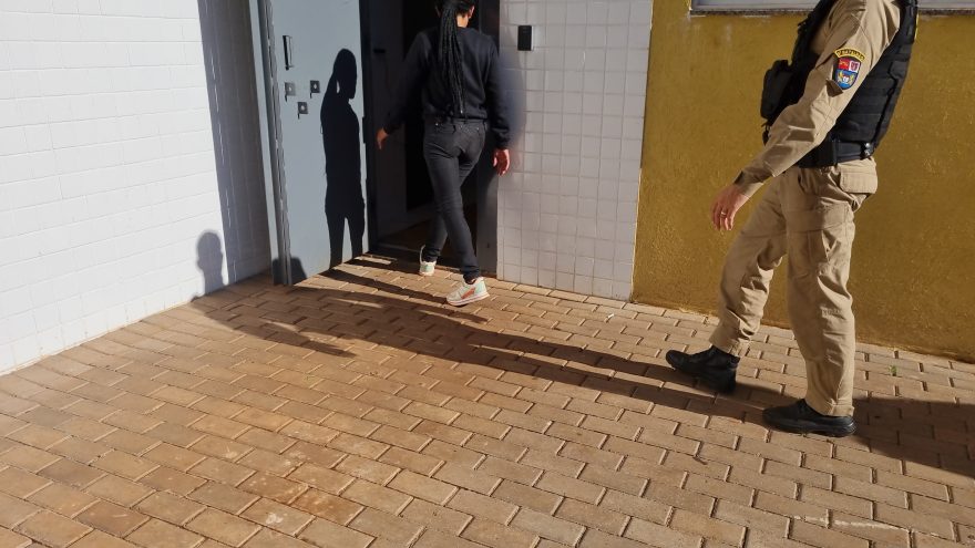 Mulher esfaqueia colega de trabalho em Cascavel