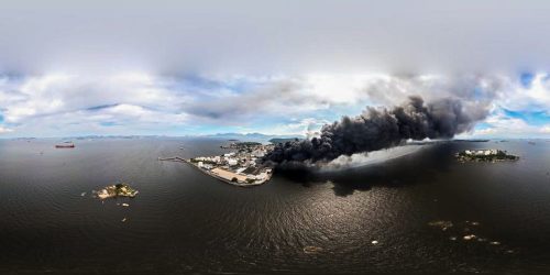Após incêndio em fábrica, há risco de vazar óleo na Baía de Guanabara Imagem referente a Após incêndio em fábrica, há risco de vazar óleo na Baía de Guanabara