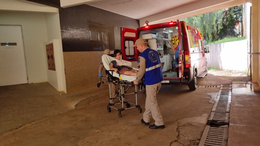 Mulher sofre fratura no braço ao tentar sentar no sofá