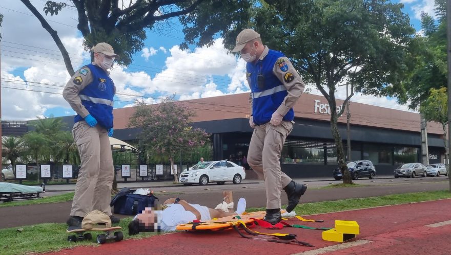 Homem cai de skate na Avenida Tancredo Neves