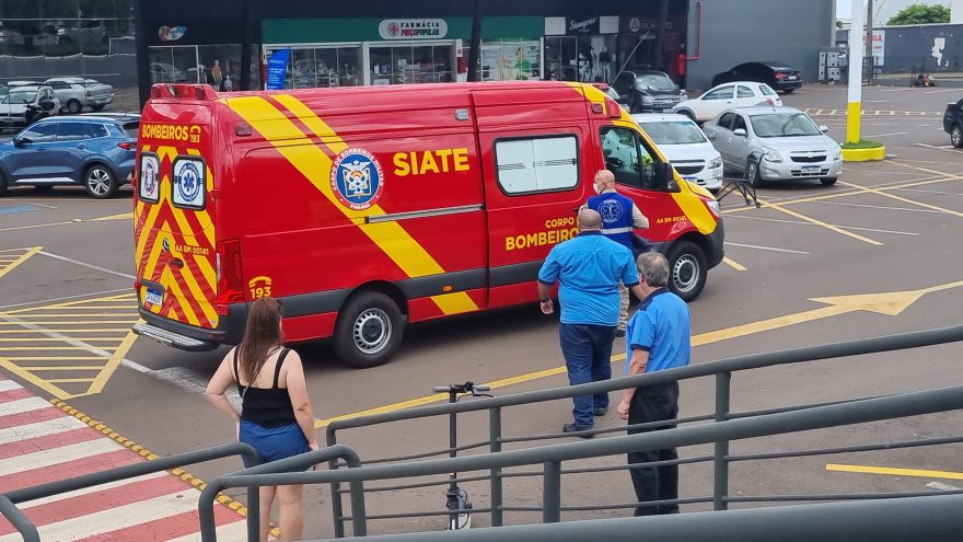 Adolescente cai de patinete em estacionamento de supermercado no Centro