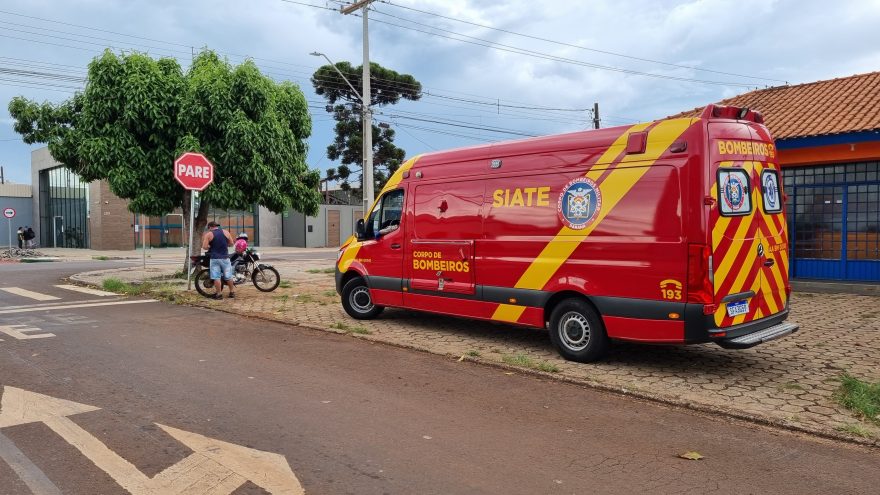 Mulher cai de moto após piloto frear bruscamente em Preferencial